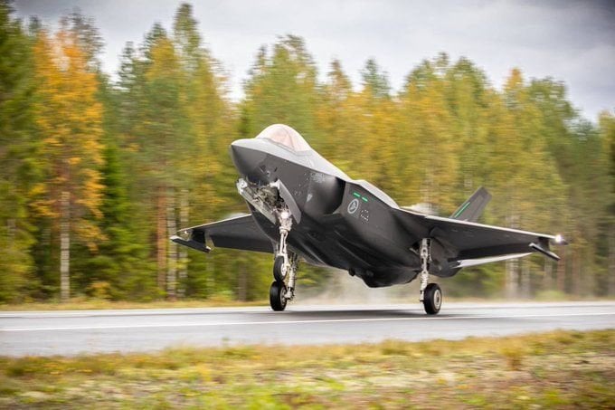 ノルウェーは、NATOの東側面全般と、特にウクライナへの軍事輸送を担当するジェシェフ・ジャションカ空港を警備するため、F-35とNASAMS防空システムをポーランドに派遣すると発表した。また、ノルウェーはポーランドにも兵士を派遣する予定である。プーチン大統領を倒す