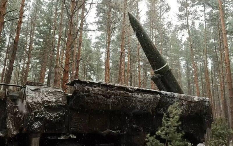 西側の技術者が生み出した技術がロシア人によって兵器に転用されている。現在、悪の枢軸の国々、ロシア、中国、イラン、北朝鮮は、民主主義国家によって設立され支援されている自由貿易を利用して、兵器を蓄積し、戦争に備え、さらなる殺人を行っている。