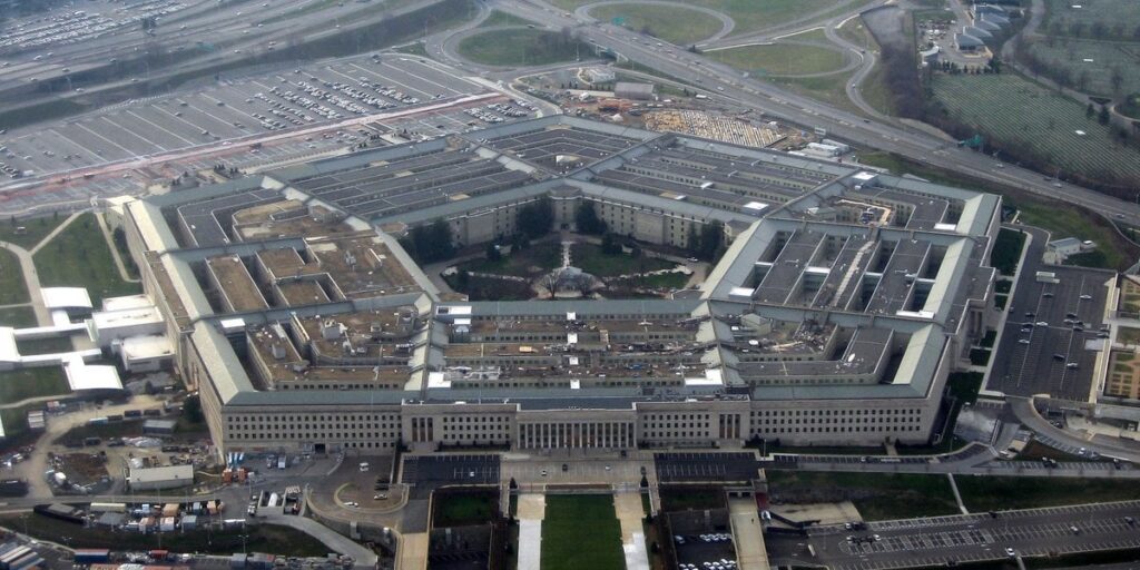 「労働者階級の家族に顔を平手打ち」：上院、バイデンに8950億ドルの軍事法案を送付 |バーニー・サンダース上院議員は「50万人のアメリカ人がホームレスとなり、子供たちが飢えに苦しんでいる一方で、軍事に1兆ドル近くを費やす必要はない」と述べた。