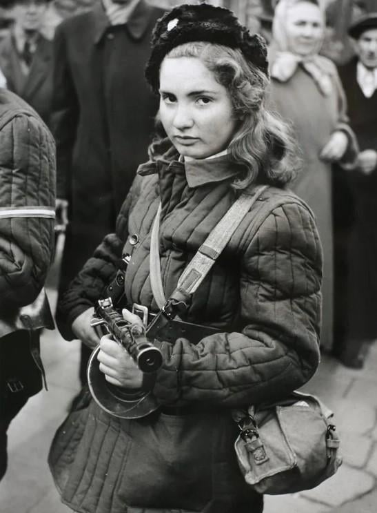 1956 年の革命中、15 歳のエリカ コルネリア シェレスはハンガリーで共産主義と戦った。彼は革命中に殺されました。