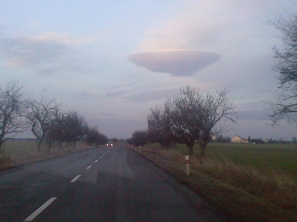 r/エイリアンによると、UFO戦争が今日始まろうとしている、とても幸運だ。