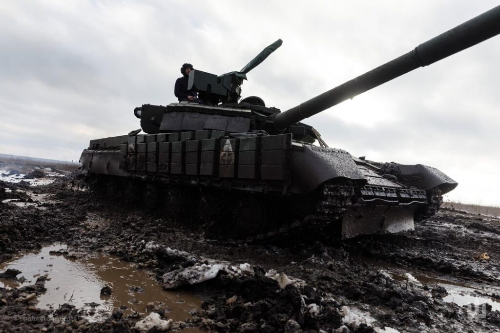 ウクライナ陸軍第 41 独立機械化旅団の T-64 主力戦車 (MBT) - 最近の訓練中。