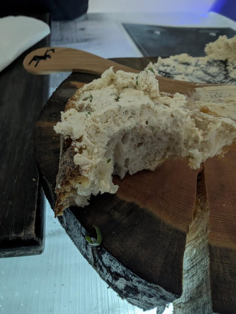 レストランでパンと一緒に提供される、泡状で柔らかく、ホイップ状の薄茶色のバターは何ですか？ (ラップランドにて)