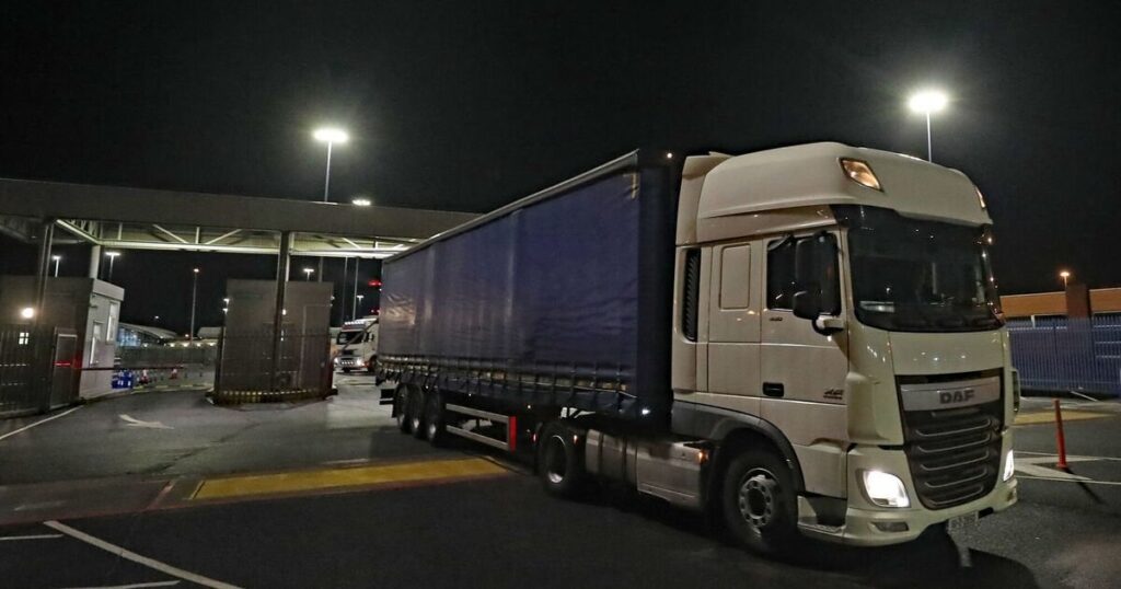 アイルランド行きの数千個の小包がホーリーヘッドのトラックの滞留で立ち往生