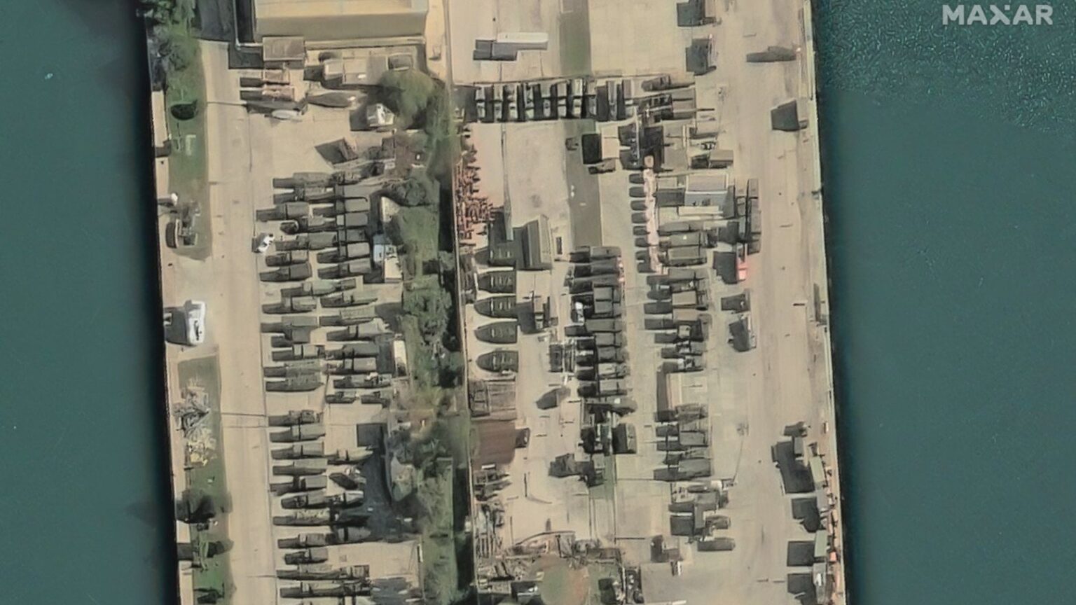 衛星画像によると、撤退に向けてシリアの基地に集結するロシア軍の勢力が拡大していることが判明