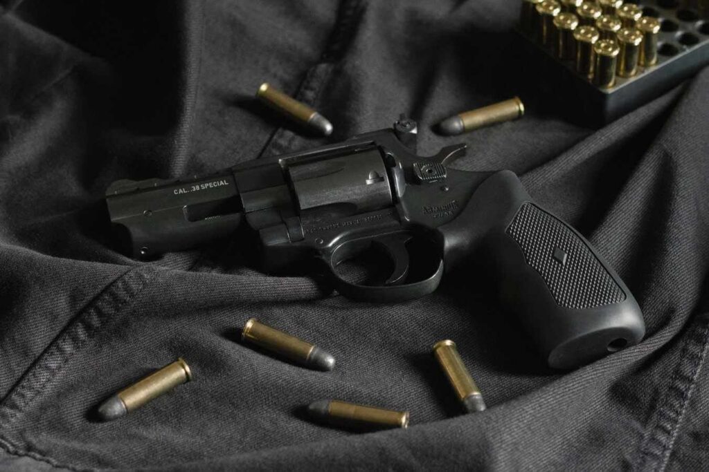 年金受給者（84）はまず若者2人を殺すと脅し、その後空に向けて銃を発砲した。
