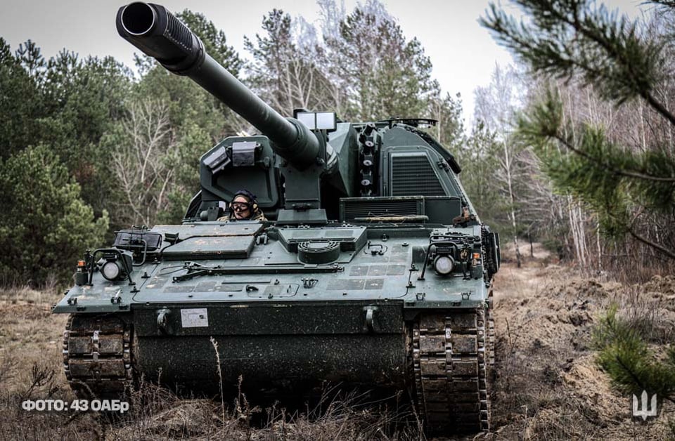 第 43 砲兵旅団に勤務する Panzerhaubitze 2000。平らな緑色は、これらの車両が最近ドイツから納入されたことを示しています (寄贈された他のすべての PzH にはマルチカラー迷彩が事前に適用されています) [Fall 2024]
