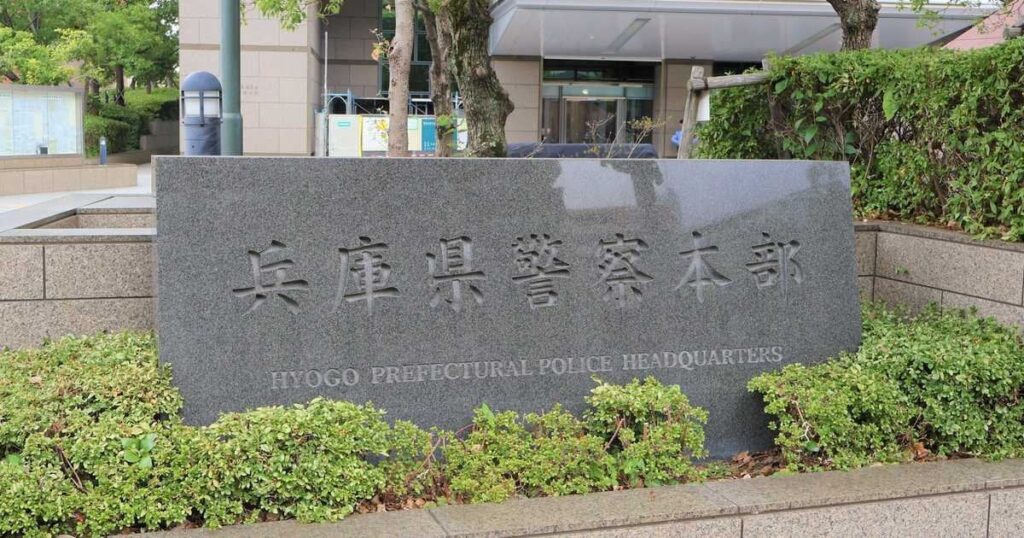 兵庫・稲美町の県道でトラックとバイクが衝突、2人乗りバイクの若い男性1人死亡1人重体