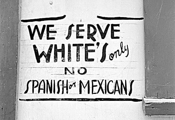 米国テキサス州サンアントニオの壁に描かれた「当店は白人のみを対象とし、スペイン人やメキシコ人は対象外です」と書かれた看板。米国テキサス州サンアントニオの壁に描かれた「私たちは白人のみにサービスを提供し、スペイン人やメキシコ人はお断りします」と書かれた看板