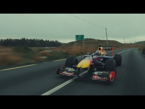 レッドブルがF1カーを運転してコネマラを越えた