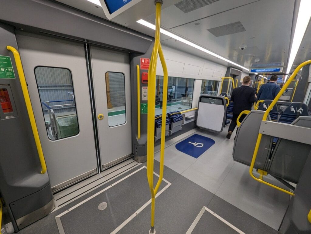 NTAの「微細管理」により、新しいダーツ列車の内装には特徴的な緑が欠けている