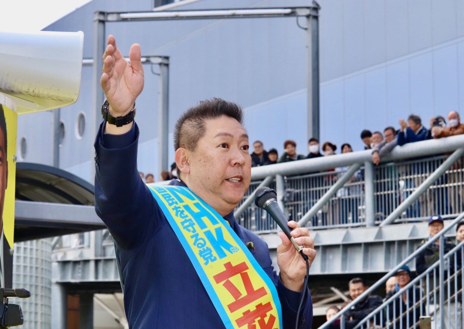 立花孝志氏、アンチを演説台に上げてしゃべらせた！ 泉大津市長選で仰天の第一声 「僕からしたらブースト」― 聴衆には支持者や立花氏批判するプラカード持った人が入り混じる
