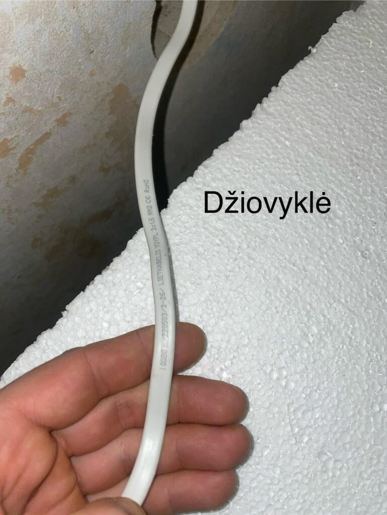 アパート内の電気ケーブル