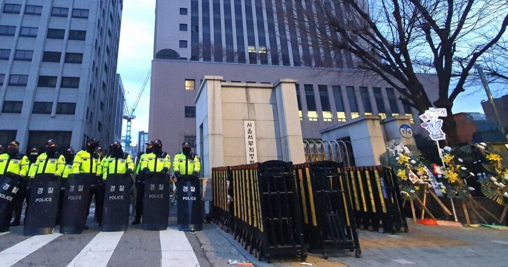 韓国大統領代行「強い遺憾」表明 尹氏支持者の裁判所乱入巡り | 毎日新聞