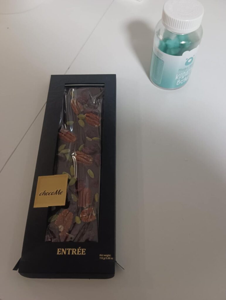 このように欺瞞的なパッケージで製品を市場に出す人は誰でも罰します。エッジをスキップすることでどれだけ節約できたでしょうか?