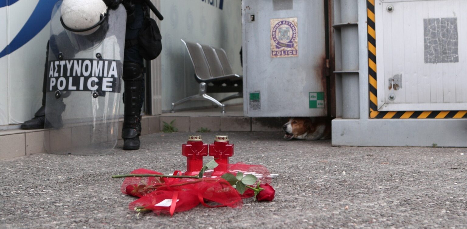 農場外での殺虫。アナジロン：警察官3名に解雇を伴う休暇の罰則