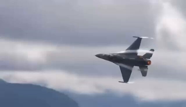 ウクライナの #F16 パイロット訓練が大幅に強化されました! ✈ @NATO の DEEP プログラムのおかげで、士官候補生は訓練を 3 か月早く完了し、自家用操縦士の証明書を取得し、航空即応性を強化しています。2023 年以来、世界の同盟国が結集し、🇳🇱🇩🇰2024 年にジェット機を納入し、🇧🇪 30 機の戦闘機を配備することを約束しました。