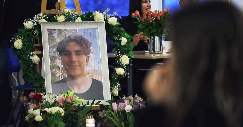 セーデルテリエの大晦日、15歳のミカエル・イード君が花火で死亡：「信じられない」