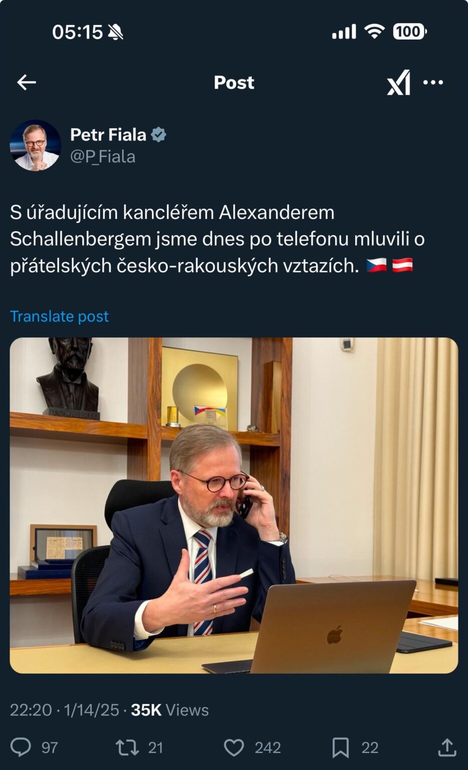 オーストリア首相との通話中、フィアラさんはなぜ自分の携帯電話ではなく、携帯電話で写真アプリを開いているのでしょうか?彼は耳の写真を撮っていますか？それとも彼は誰にも電話しませんか？ 🫠