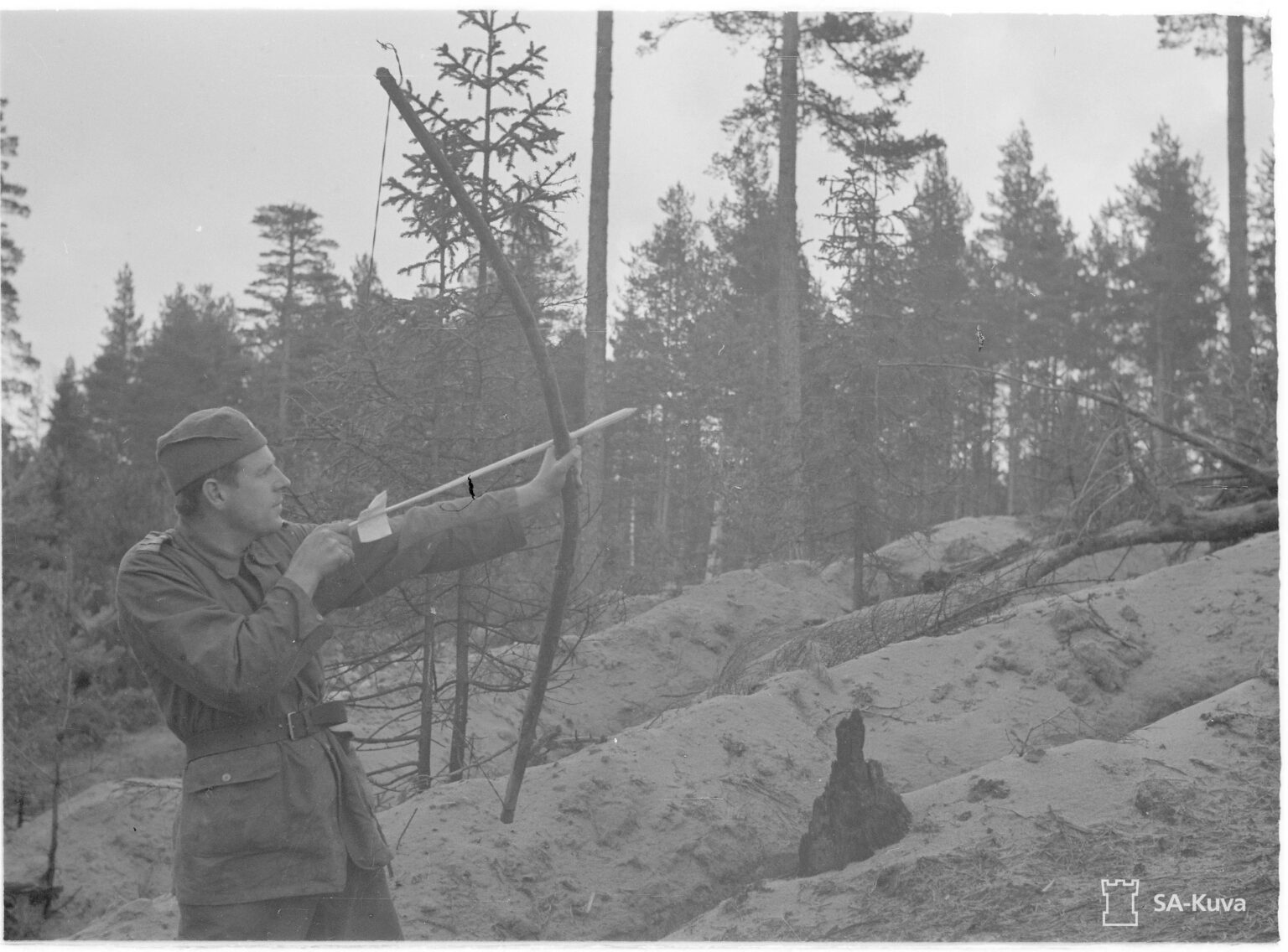 ハンコ戦線で弓で宣伝ビラを射るスウェーデンのボランティア、1941年。
