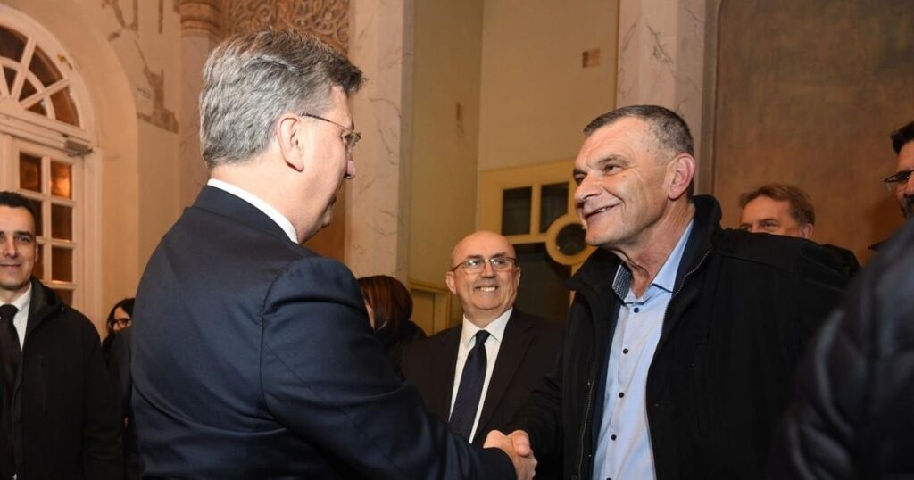 彼らは、有名な HDZ メンバーであるドゥジッチが率いるフルヴァツケ・シュメ出身です。 「我が国が犯罪の温床であることを断固として拒否します」