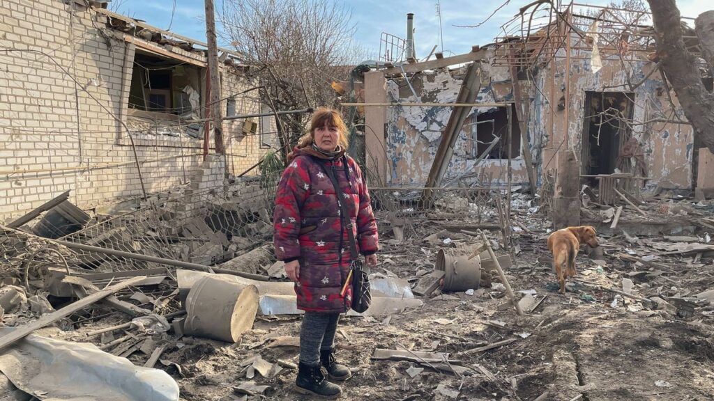 ロシアのパイロットがウクライナの民間人を狩猟しているようだ：ヘルソンの住民は殺人ドローンを回避している