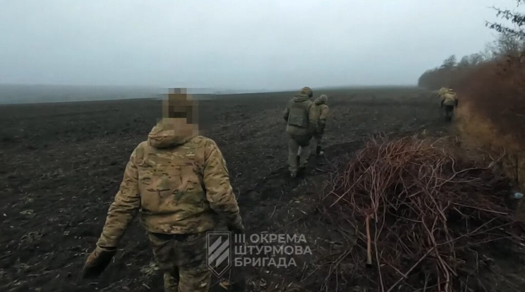 第3突撃旅団の兵士がロシア人のふりをして6人の捕虜を捕らえた