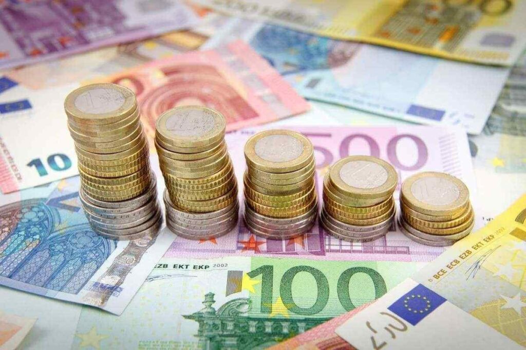 オーストリアのネット中央値月間賃金：*ドラムロール*