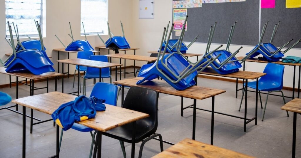 学校の4分の3には、最近の教育の空席への応募者がいませんでした、調査では
