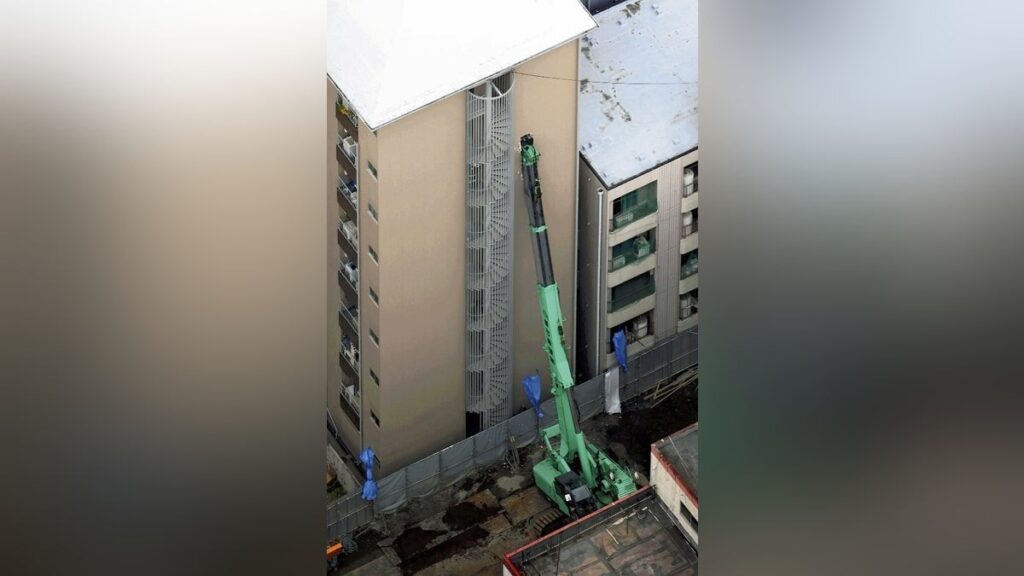 クレーン倒れマンションに激突、室内の女性が転倒しケガ…大阪市西成区