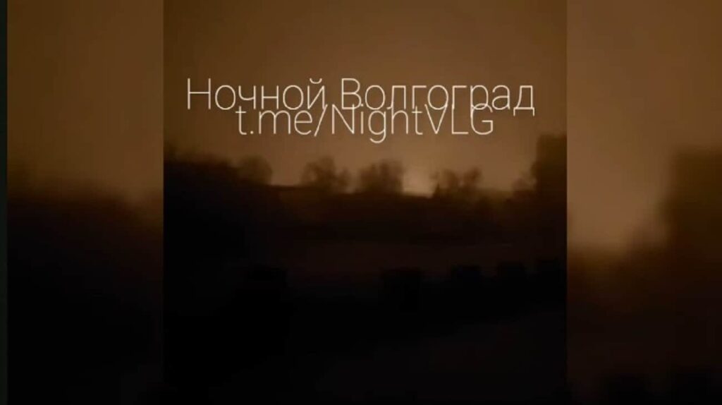 ドローンはロシアのヴォルゴグラードでオイル製油所を攻撃し、火災を引き起こします。ウクライナのドローンは、ヴォルゴグラードの石油精製所とオイルデポの面積を攻撃したと言われています。ロシア当局は、ドローンの残骸の落下が石油精製所に火災を起こしたと主張しています。