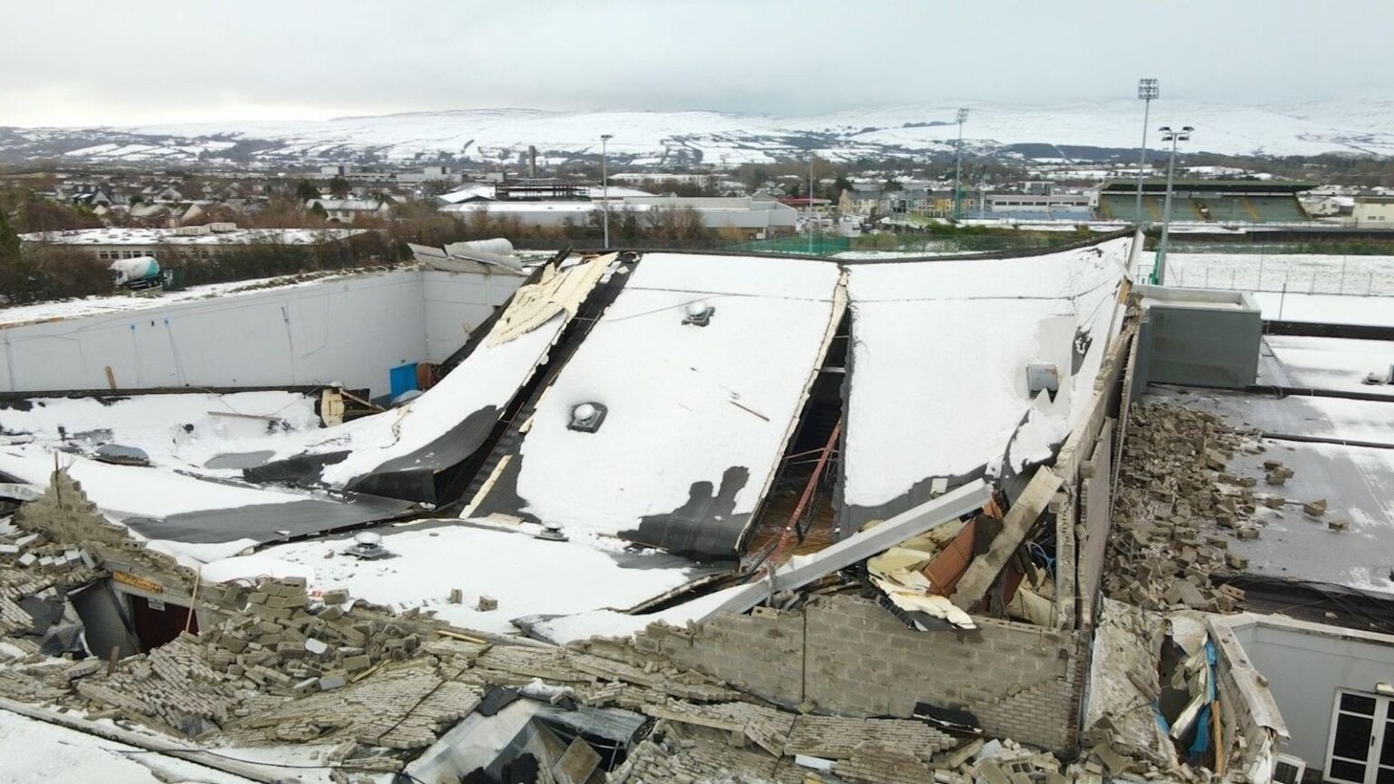 ケリースポーツ複合施設の大雪で屋根が崩壊