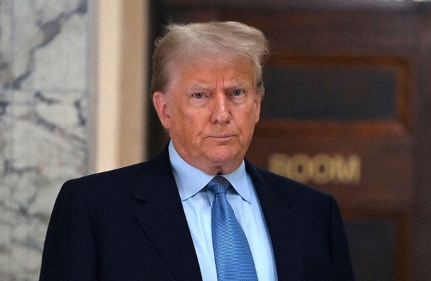 サイモン・ハリス氏、トランプ大統領を「ひどいガウン」と呼ぶのは軽率だったと語る