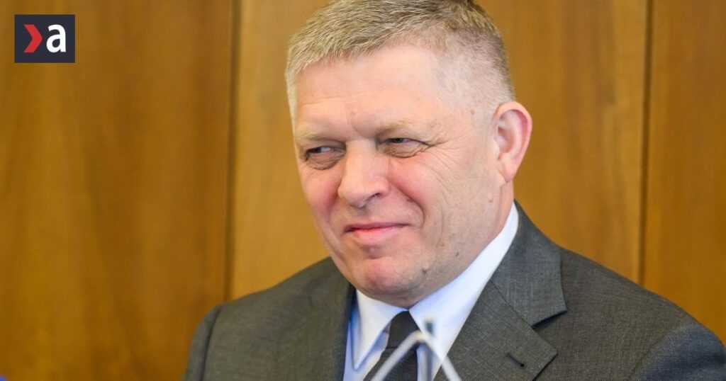 ロバート・フィコはモスクワへの旅行を説明するために議会に来た。彼はシメカにプーチンを逮捕したいかどうか尋ねたAktuality.sk