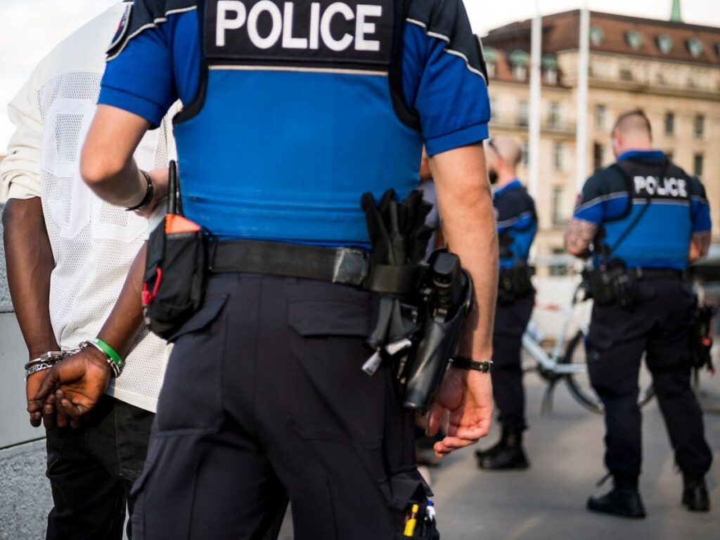 スイス警察官組合は、ローザンヌの軍縮計画に反対しています