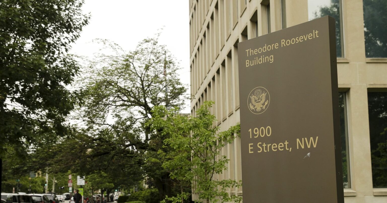 ムスクの補佐官は、米国の代理店のコンピューターシステムから政府労働者を閉じ込める、と情報筋によると