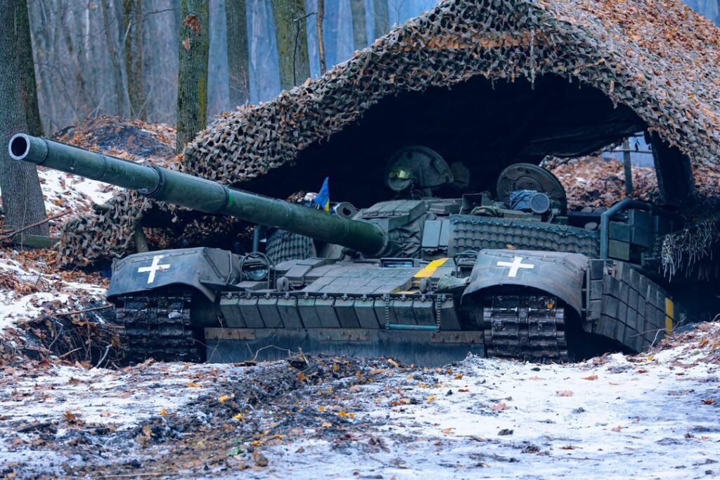 ウクライナ軍の第3独立戦車旅団からのUP装甲T -72Bメインバトルタンク（MBT） - カモフラージュされた位置にあります。