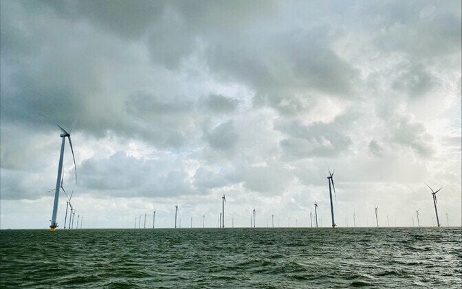 リジ: 私の提案は、まず陸上の風力発電所を建設し、次に海に向かって進むことです。