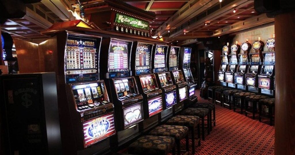 ブレイラのゲームルームの従業員がデバイスからすべてのお金を取り出して再びプレイして、金持ちになることを望んでいます