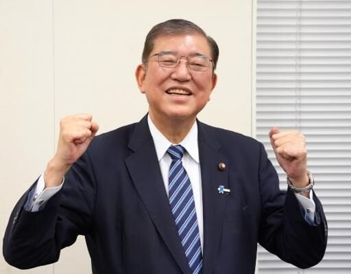 石破茂首相、生放送で「すし」「ドーナツ」「おにぎり」を連続実食…「みなさんお米食べてください」―「米が安定的に供給できるっていい」