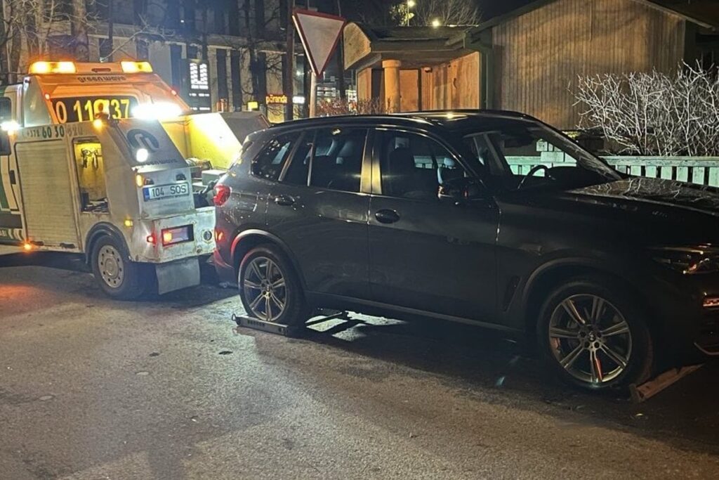 野蛮な一撃：警察はナンバープレートのない車を街路から撤去する権利を手に入れた