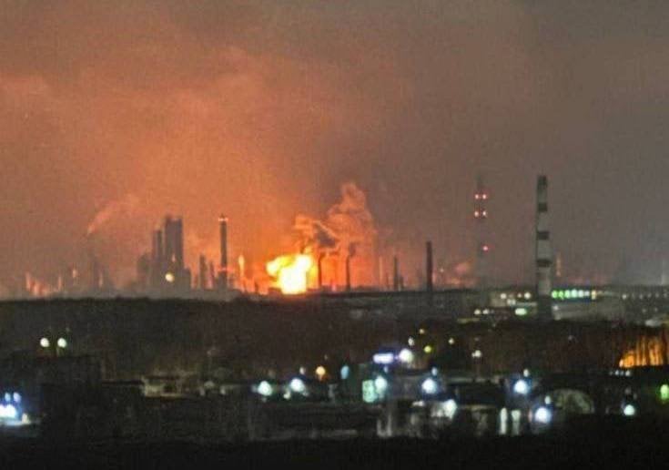 ウクライナのドローンは、ロシアの石油精製所をスラム、インフェルノを引き起こします - 再び。 3日間で2度目のキエフは、ロシアの戦争機械用の燃料を生産するリアザンの重要な石油精製所に対する大規模なUAV攻撃を開始しました。