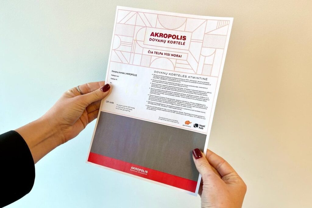 詐欺師は「Acropolis」ギフトカード（「Gera dovana」を通じて購入?）の一部の情報を盗みました。
