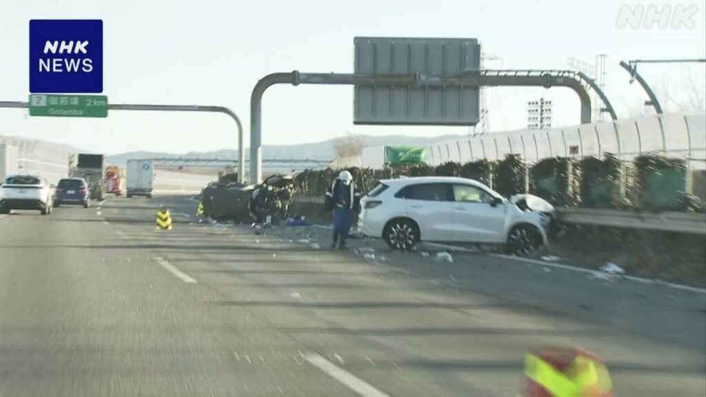 静岡 御殿場 東名高速道路で車3台が事故 5人けが 2人は重体か