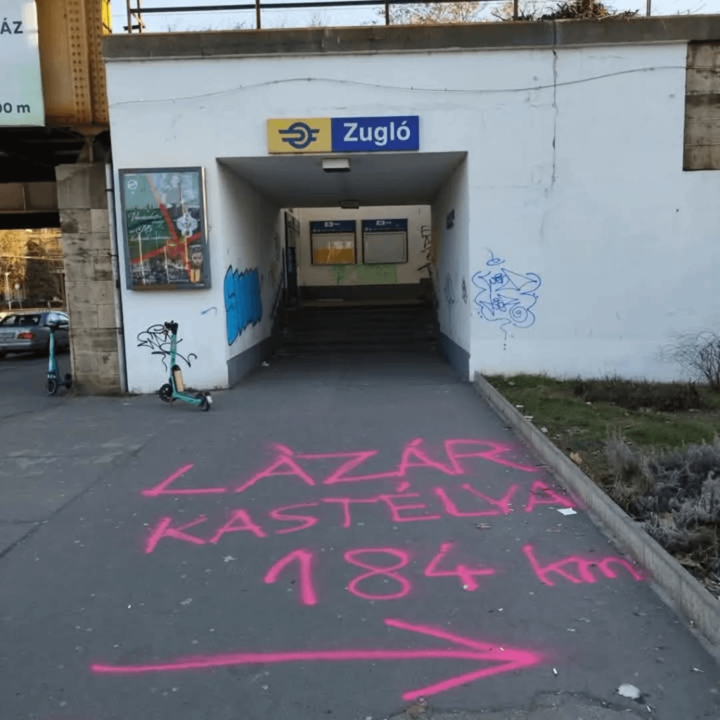 MKKP: 30近くの鉄道駅の近くで、彼らはバティダにあるヤノシュ・ラザールの城がどのくらい離れているかをすでに知っているはずです。