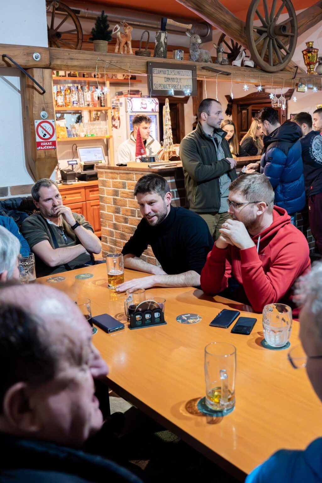 ビール、グーラッシュ、カーネーションは選挙の勝利です。