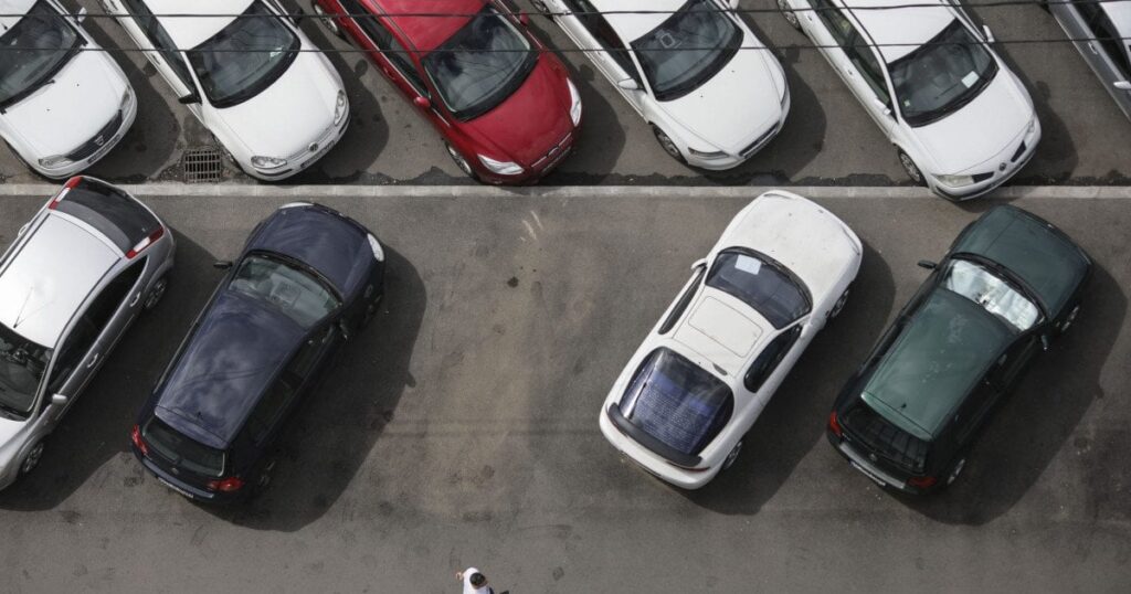セクター4のブカレスト住民で車はあるが駐車スペースがない住民に対して、年間540レイの新税が導入された