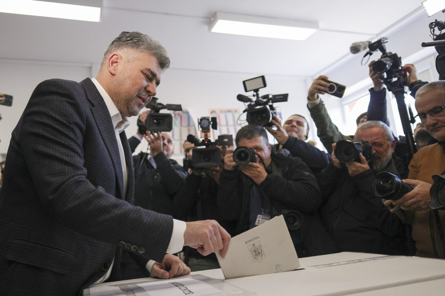 シオラク氏は大統領選挙を5月か6月に延期する準備をしているが、アントネスク氏は連立政権首脳会議に招待されない。