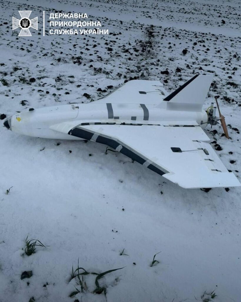 ウクライナ軍は最近、ロシアのガーベラおとり無人機を撃墜したが、無傷で野原に落下した。