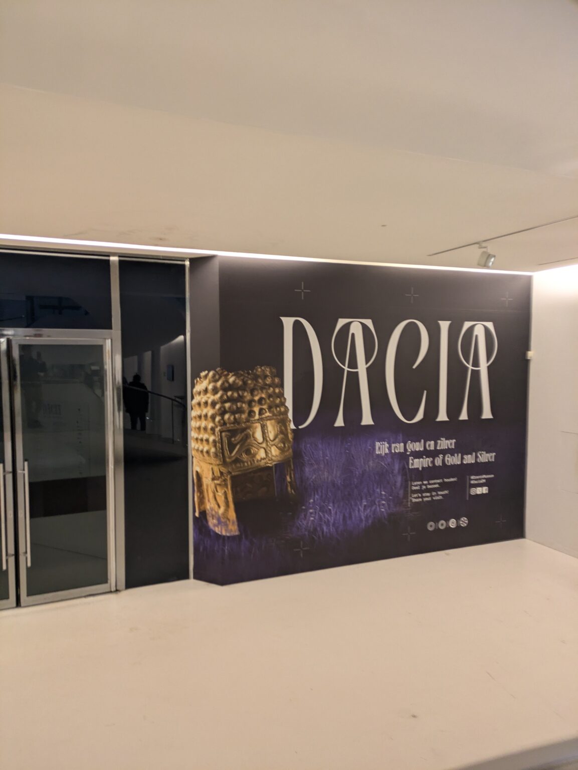 2025 年 1 月 19 日、アッセンのドレンツ美術館で開催されたダチア展の低品質の写真